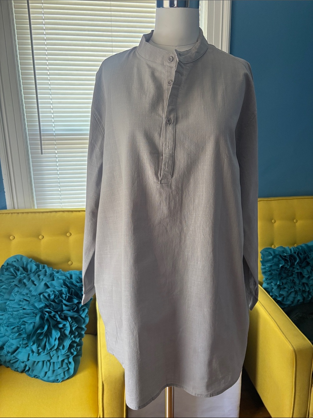 Men's Long-Sleeve Mandarin Collar Shirt in Light Gray